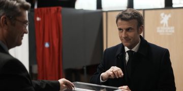 Macron y Le Pen empatados en las presidenciales según el primer sondeo a pie de urna