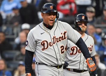 Miguel Cabrera se acerca a Roberto Clemente