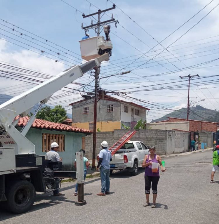 Foto Cortesía de vecinos del sector Don Perucho: Corpoelec cambió el transformador dañado tras 48 horas sin electricidad