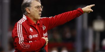 Martino dice que reunirse con ‘Chicharito’ no significa que lo convocará
