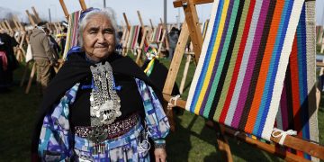 Un telar de casi un kilómetro en Chile, el récord mundial de tejedoras mapuche
