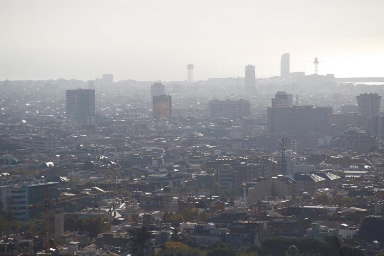 La ciudad de Barcelona bajo una capa de contaminación. EFE