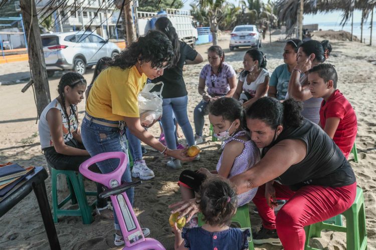 Personal de la ONG International Rescue Committee (IRC) realiza un taller con niños venezolanos en el "Parque Infantil La Igualdad", un espacio que promueve el fortalecimiento de las habilidades blandas de los menores, el 6 de mayo de 2022 en Puerto Pizarro, Tumbes (Perú). EFE/