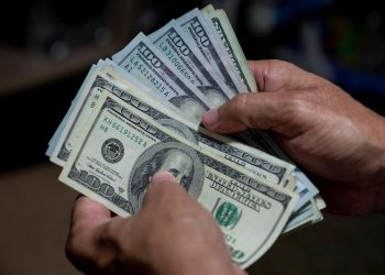 El precio del dólar oficial en Venezuela supera los cinco bolívares