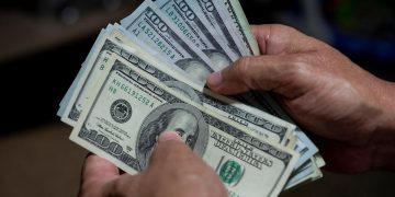 El precio del dólar oficial en Venezuela supera los cinco bolívares