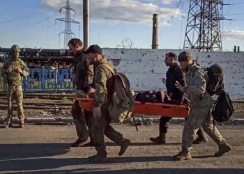 Ucrania abandona la lucha en Azovstal entre dudas sobre destino de defensores
