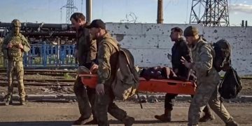 Ucrania abandona la lucha en Azovstal entre dudas sobre destino de defensores