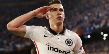 Eintracht Frankfurt tuvo un «santo colombiano» que lo llevó al título de la Europa League