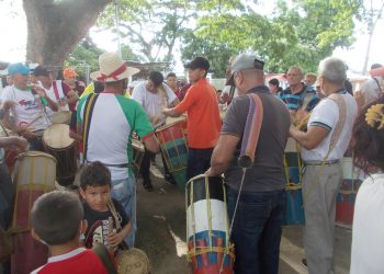 Suenan  fuerte las requintas y tambores de San Benito