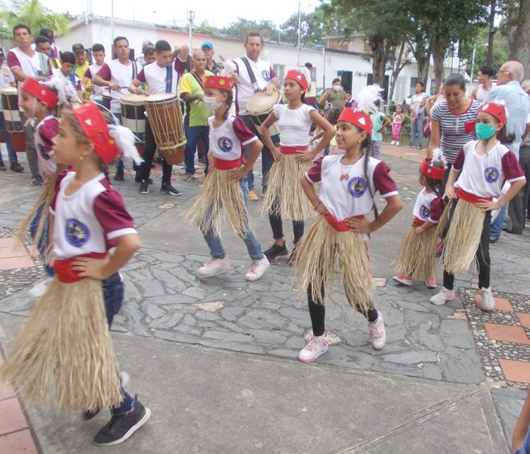  Tamboreros dando duro a sus instrumentos junto a los niños de las escuelas de danza y tambor.