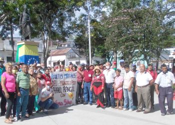 Adultos mayores en Rafael Rangel: Ofrendas al Libertador y compartir