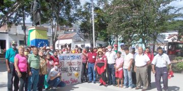Adultos mayores en Rafael Rangel: Ofrendas al Libertador y compartir