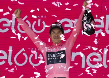 Giro de Italia | Carapaz arrebata la maglia rosa a Juanpe López y Yates triunfa en la etapa