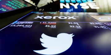 Musk dice disponer de más fondos propios para Twitter y negocia con el fundador