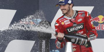 Bagnaia, Ogura y Guevara se suben por primera vez al podio
