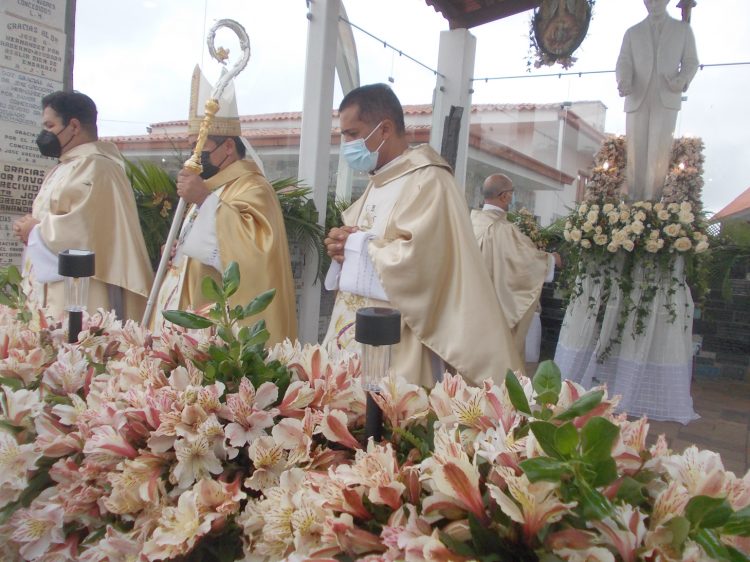 El Obispo de Trujillo al lado del JGH en mármol Blanco.