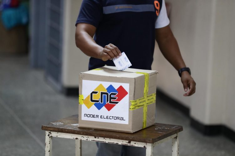 Un hombre ejerce su derecho al voto en un colegio electoral en Caracas, Venezuela, en una fotografía de archivo. EFE/Rayner Peña R.