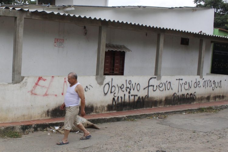 Fotografía del 02 de mayo de 2022 que muestra las paredes pintadas con letreros alusivos al grupo guerrillero Ejército de Liberación Nacional (ELN) en las calles del sector de La Parada, en Villa del Rosario (Colombia). EFE