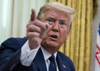 Trump urge a uno de sus candidatos a declarar victoria sin esperar al conteo