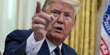 Trump urge a uno de sus candidatos a declarar victoria sin esperar al conteo