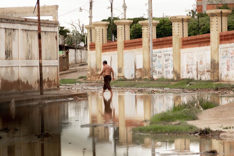 En el estado de Mérida, 11 de sus 23 municipios han resultado afectados por crecidas de ríos y han dejado decenas de viviendas con daños parciales. Fotografía de archivo. EFE/Henry Chirinos