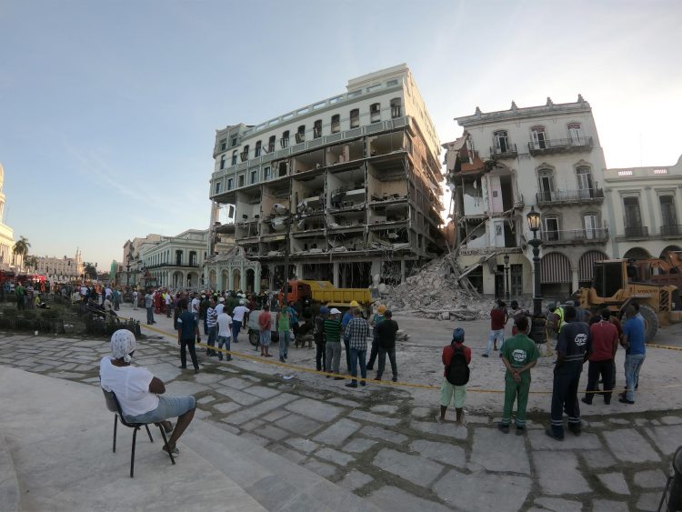 Vista de la zona donde ocurrió una explosión ayer en el Hotel Saratoga, en La Habana (Cuba). EFE/Ernesto Mastrascusa