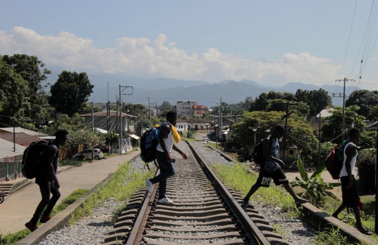 Imagen de archivo de migrantes haitianos cruzando una vía férrea. EFE/Juan Manuel Blanco
