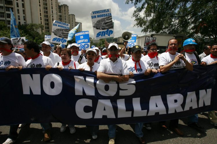MIembros del Colegio Nacional de Periodistas (CNP) protestan, en una fotografía de archivo. EFE/Harold Escalona