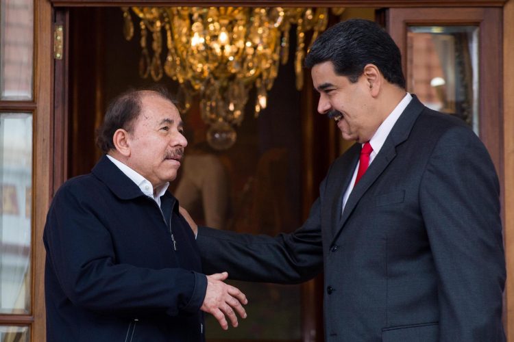 El presidente venezolano, Nicolás Maduro (d), junto al mandatario de Nicaragua, Daniel Ortega (i), en una fotografía de archivo. EFE/Cristian Hernández