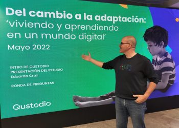 Los NNA pasan 4 horas al día conectados a pantallas fuera de las aulas