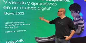 Los NNA pasan 4 horas al día conectados a pantallas fuera de las aulas