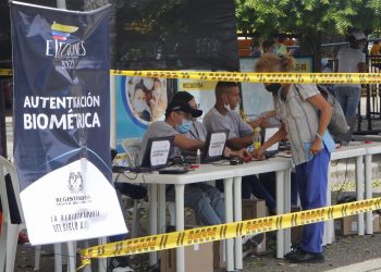 Los colombianos residentes en Venezuela comienzan a votar en la frontera