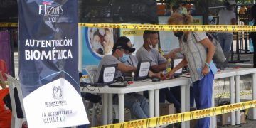 Los colombianos residentes en Venezuela comienzan a votar en la frontera