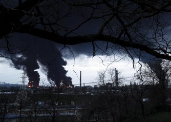 Rusia ataca una refinería ucraniana en el centro del país