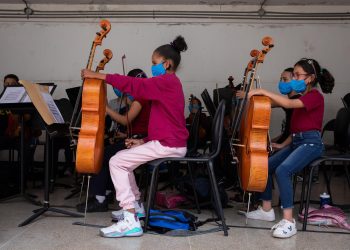 Reparar la música, un oficio que crece en la Venezuela de las orquestas
