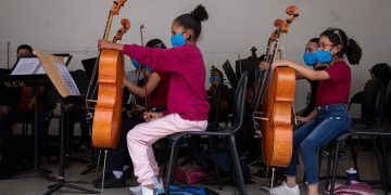 Reparar la música, un oficio que crece en la Venezuela de las orquestas