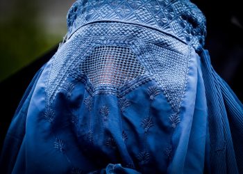 Talibanes ordenan a las presentadoras de televisión que se cubran el rostro