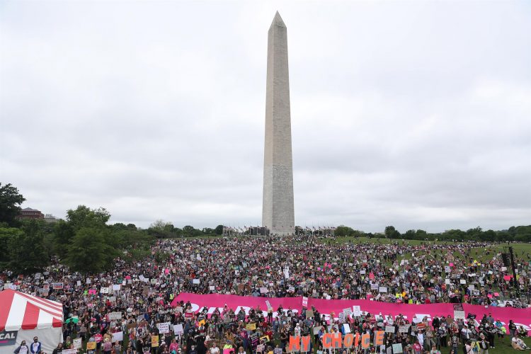 Manifestantes a favor del aborto se reúnen en el obelisco de Washington, este 14 de mayo de 2022, para reclamar al Tribunal Supremo que proteja este derecho. EFE/Michael Reynolds