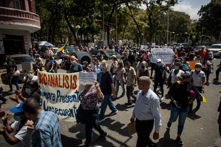 Un grupo de personas participa en una manifestación por mejoras salariales en Caracas, en una fotografía de archivo. EFE/MIGUEL GUTIERREZ