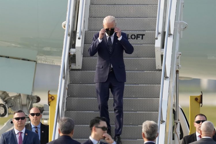 El presidente de EE.UU., Joe Biden, llega a la base aérea de Osan. EFE