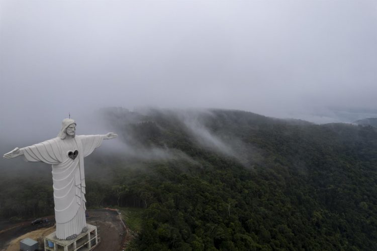 Vista de la estatua del mayor Cristo del mundo con 37,5 metros de altura el 7 de mayo de 2022, en la ciudad de Encantado (Brasil).
