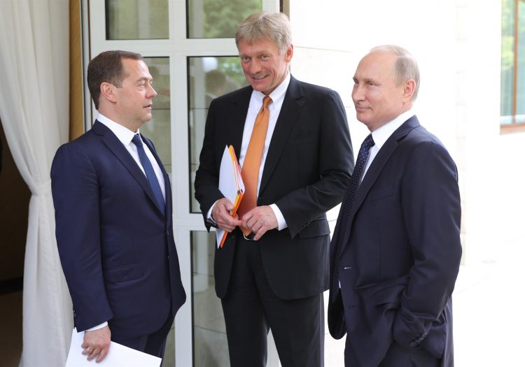 Imagen de archivo del presidente ruso, Vladímir Putin (d), el vicepresidente del Consejo de Seguridad del país, Dmitry Medvedev (i), y el portavoz del Kremlin, Dmitry Peskov. EFE/ MICHAEL KLIMENTYEV / SPUTNIK / KREMLIN POOL