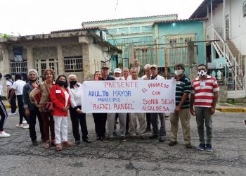 El gobierno viene organizando a los adultos mayores