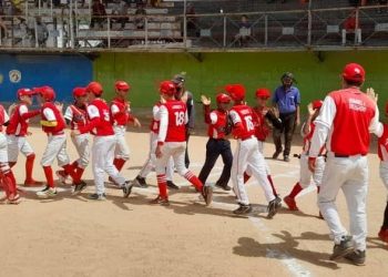 Escuela Martin Rojas implacable en finales de béisbol Criollitos