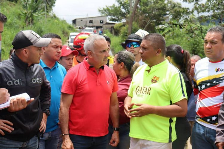 Freddy Bernal realizó un abordaje en la localidad de San Simón, municipio Simón Rodríguez; en compañía de una comisión multidisciplinaria, a fin de evaluar daños en zonas vulnerables
