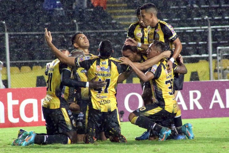 El Aurinegro ganó y aspira a seguir en la Libertadores. Foto: Carlos E Ramírez.