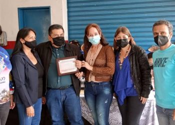 Gremio educativo de Junín entrega reconocimiento a Director de Educación