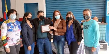 Gremio educativo de Junín entrega reconocimiento a Director de Educación