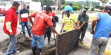 Restauran alcantarillado en la Avenida Bolívar