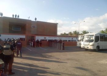 Un recluso muerto y tres policías gravemente heridos fue el saldo del motín en la PNB de Valencia